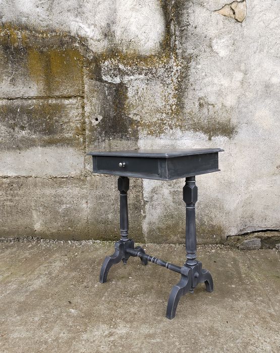 Consolă / Măsuță veche din lemn, reconditionata.
Dimensiuni:  L= 59 cm,  l= 43 cm,  H= 74 cm.
595 lei