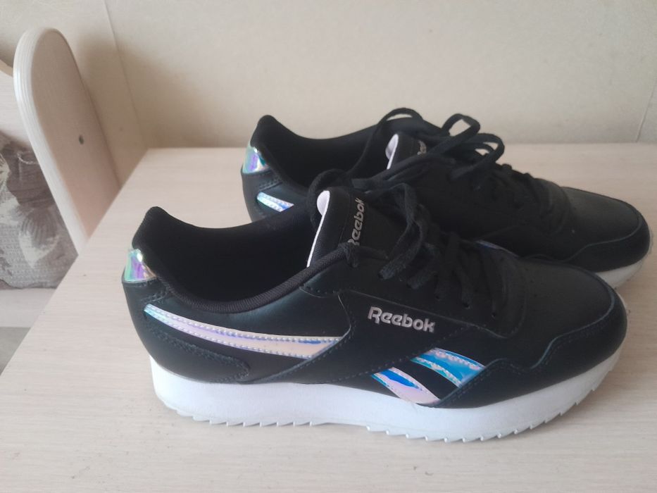 Продам кроссовки кожаные