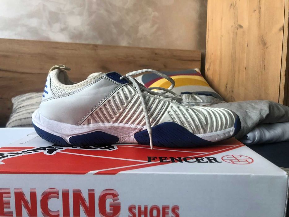 Екипировка за фехтовка на сабя, лява екипировка.