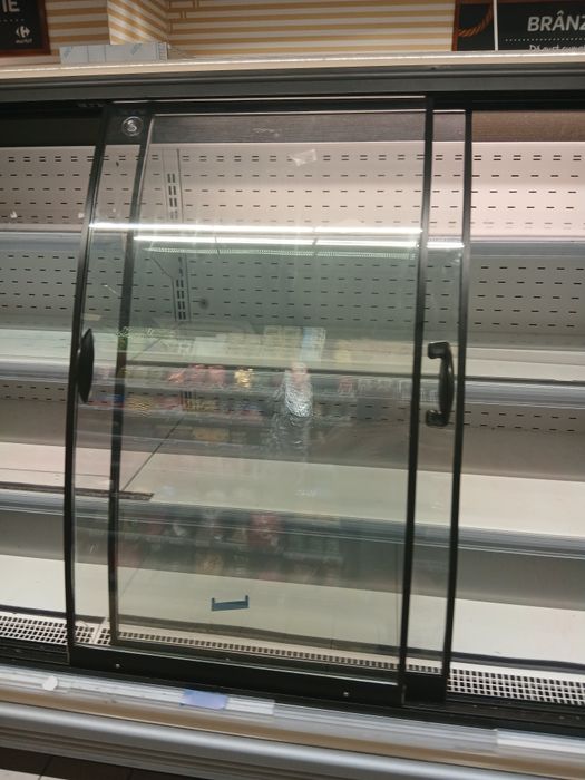 Vând vitrine frigorifice verticale