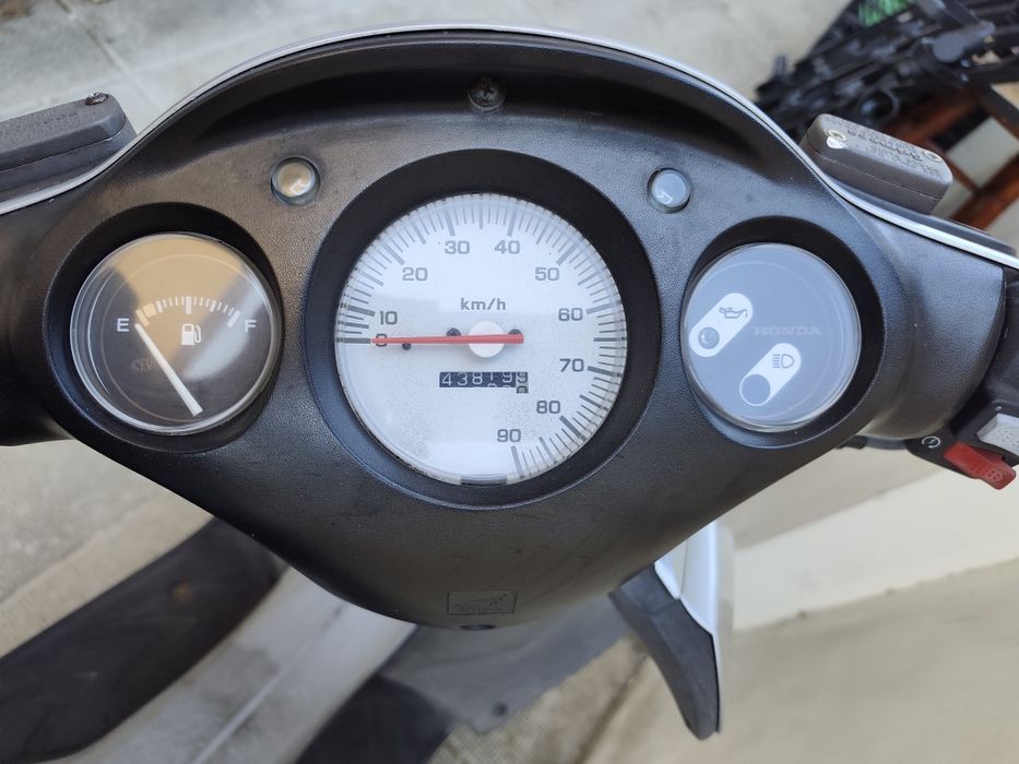 Продавам Honda X8R-S (50 кубика) – Отлично състояние, редовни документи!
