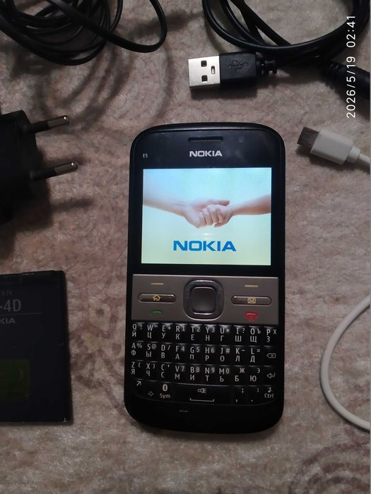 Кнопочный мобильный телефон модели Nokia E5.