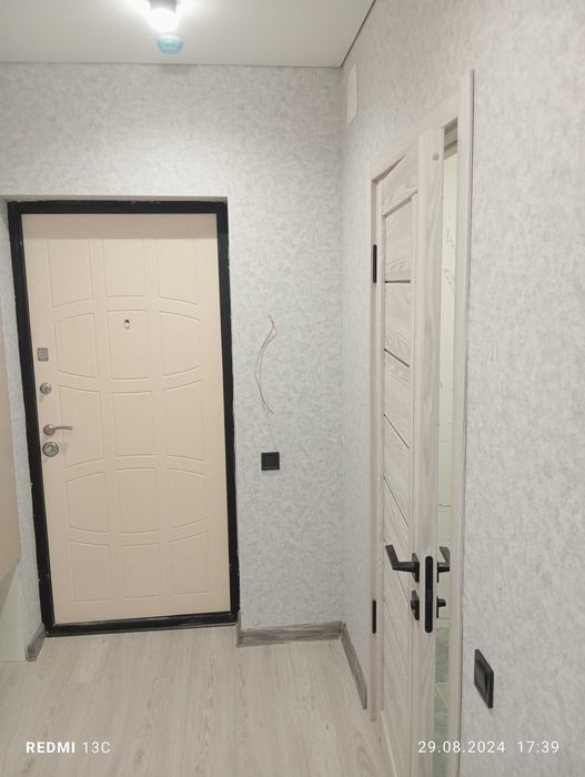 Поклейка обоев и покраска