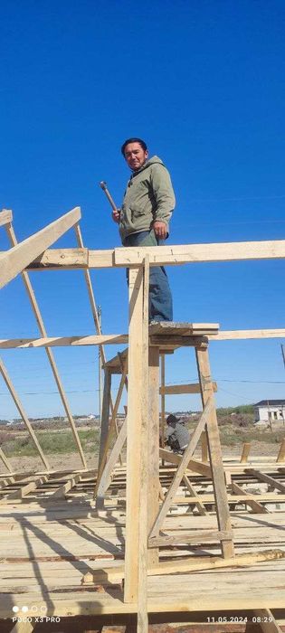 Бригада строителей из Узбекистана