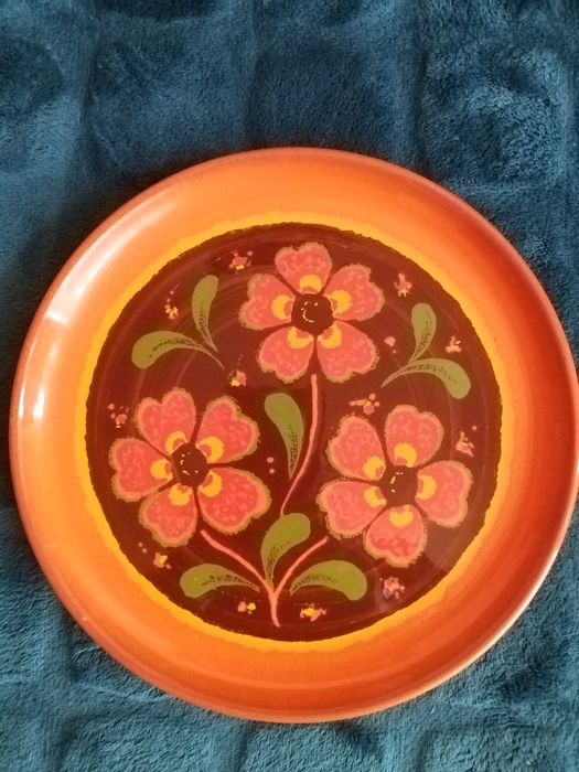 Farfurie decor din portelan. Portocaliu cu flori. Minora ciobitura!