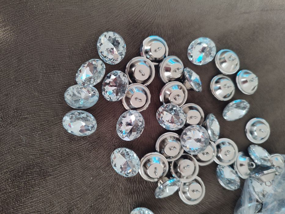 Nasturi sticlă 2,5 mm simpli dar și nasturi de sticlă cu cui  de 22 mm