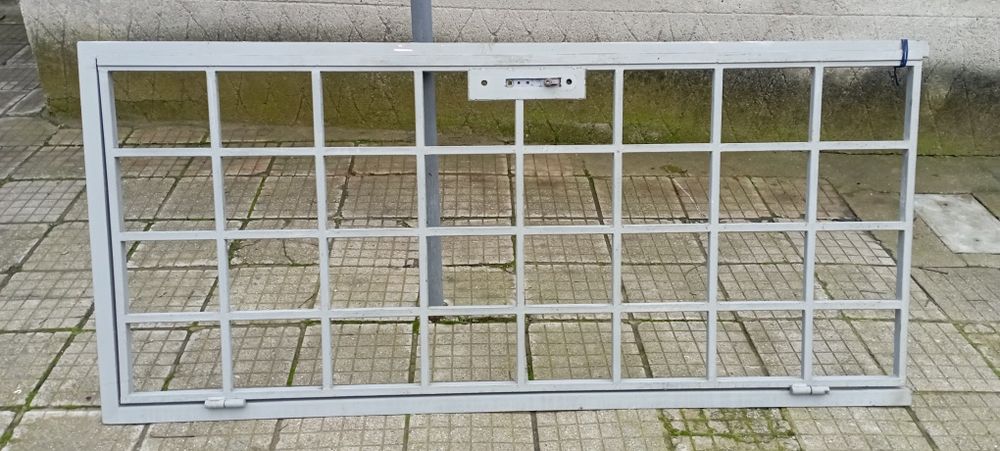 Метална преграгна входна врата