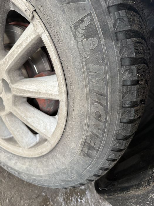 Продам комплект зимней резины с дисками