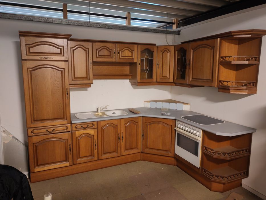 Чисто нова ъглова дъбова кухня с уреди