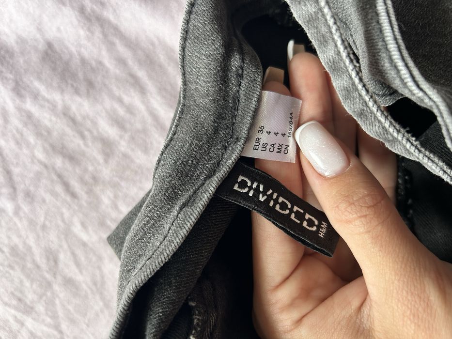 Дънкова рокля в сив цвят.