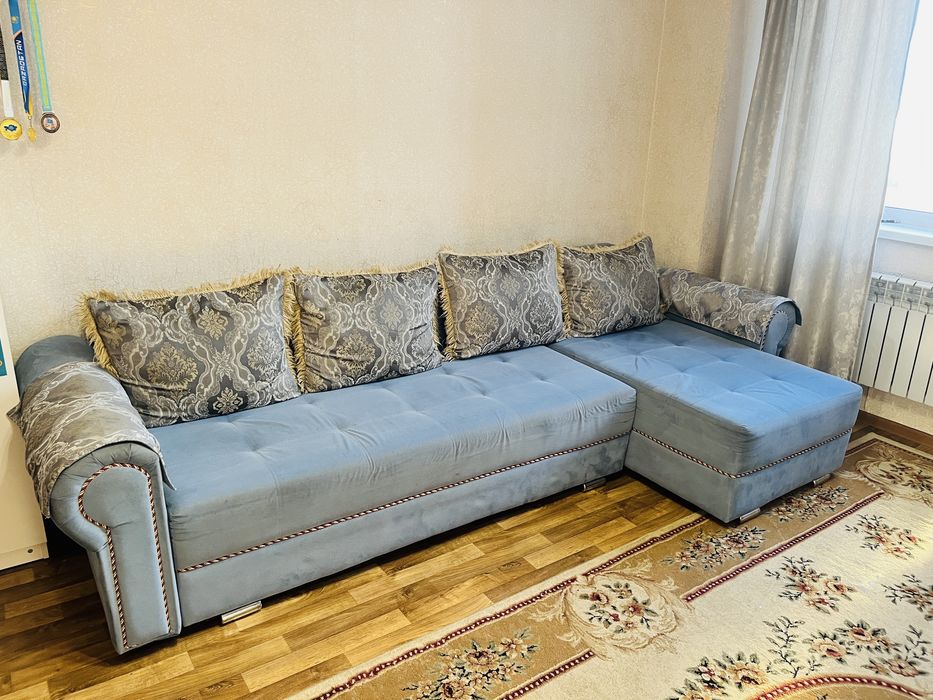 Диван синего цвета.