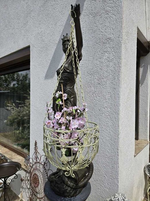 Jardiniera de agățat în terasa din metal.