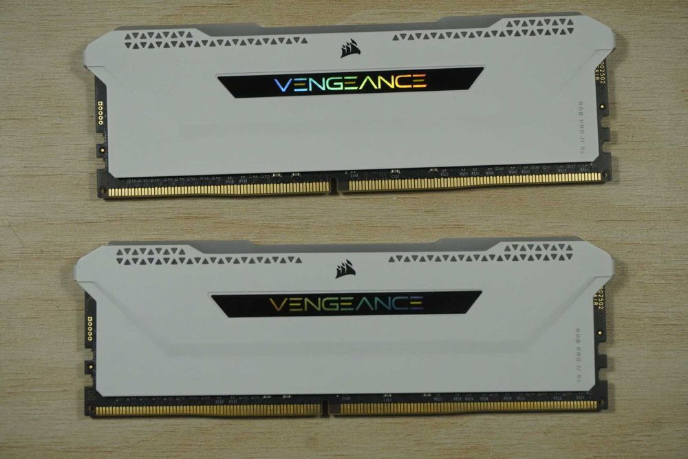 32GB (2x16) RAM DDR4 3600 CL18 Corsair Vengeance RGB White рам памет