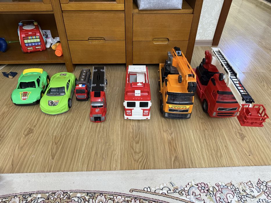 Игрушки машинки детские.