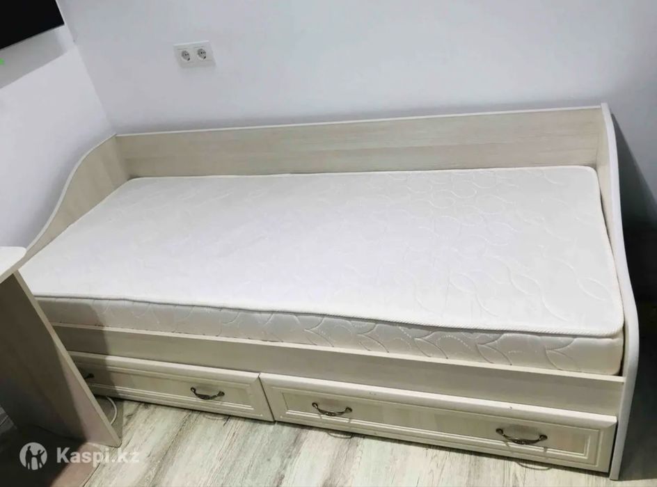 Продам детскую кровать с матрасом