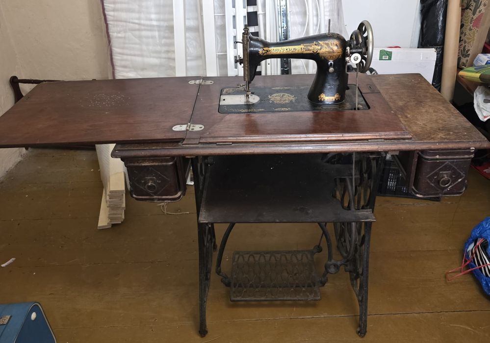 Vand doua masini de cusut marca SINGER. Una este foarte veche cu suveica, cealalta este o masina de cusut scufundabila.