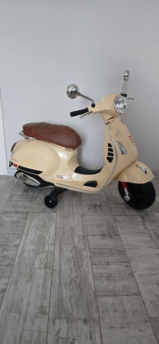 Акумулаторен мотоциклет Vespa 6V с фарове – в бежово-кафяв цвят