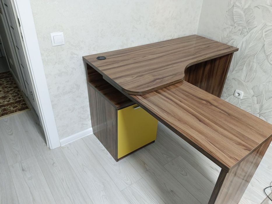 Продам компьютерный стол