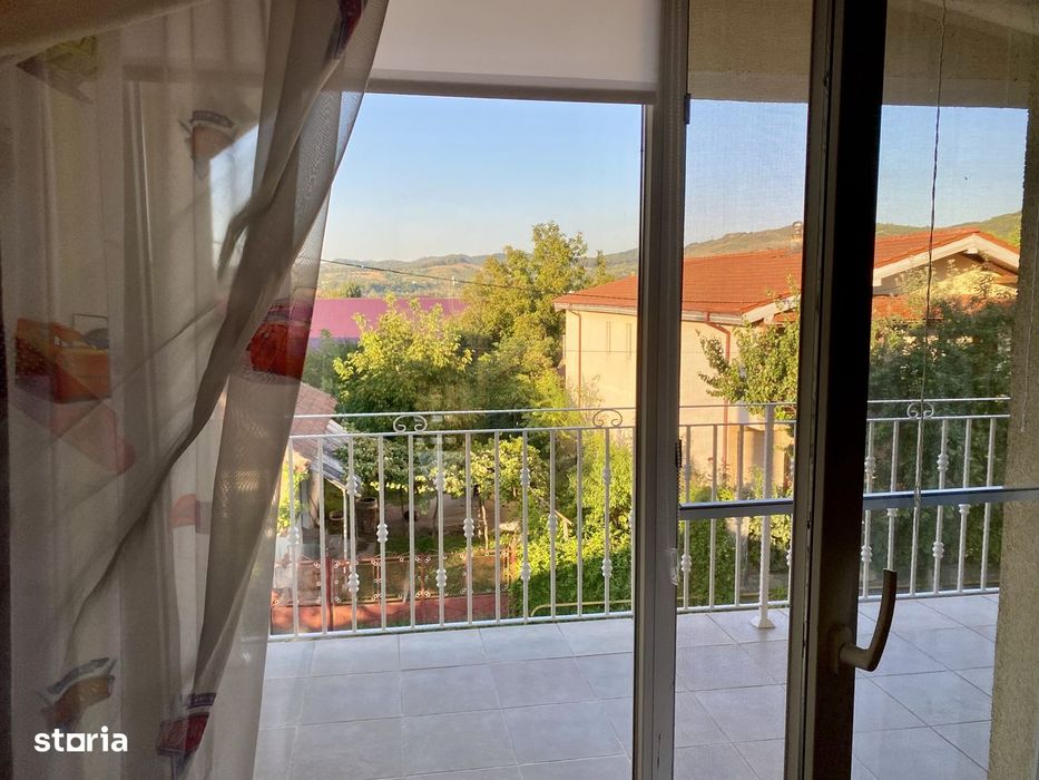 Casă centrală, spațioasă cu priveliști și curte generoasă – Jibou