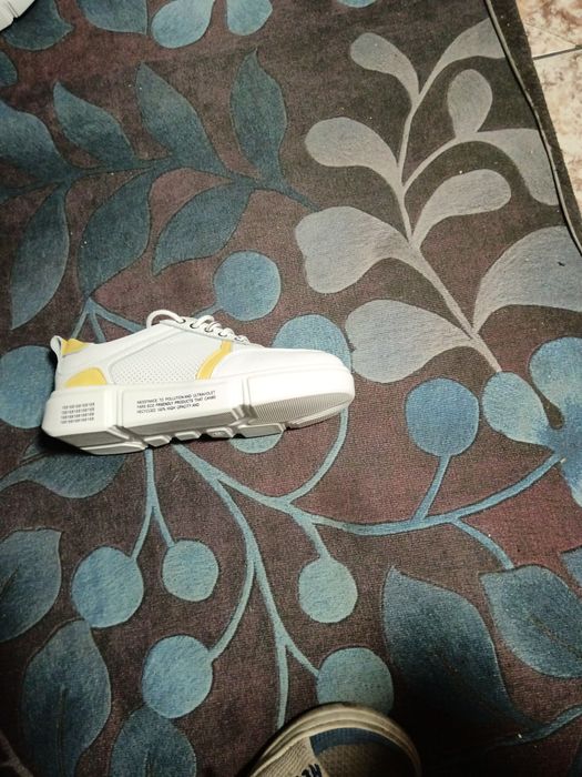 Продам женские кроссовки