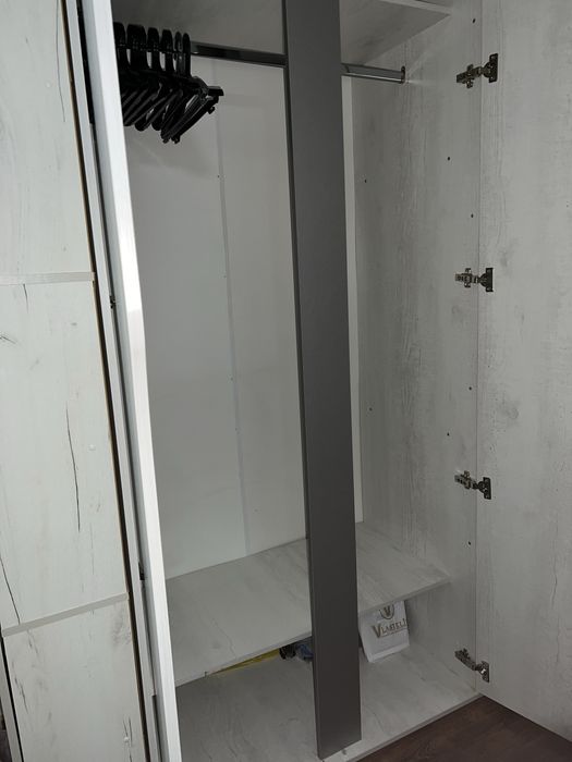 Шкаф трехдверный