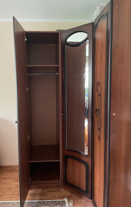 Продаю угловой большой шкаф