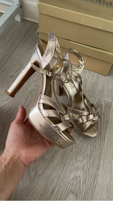 Женские туфли разные