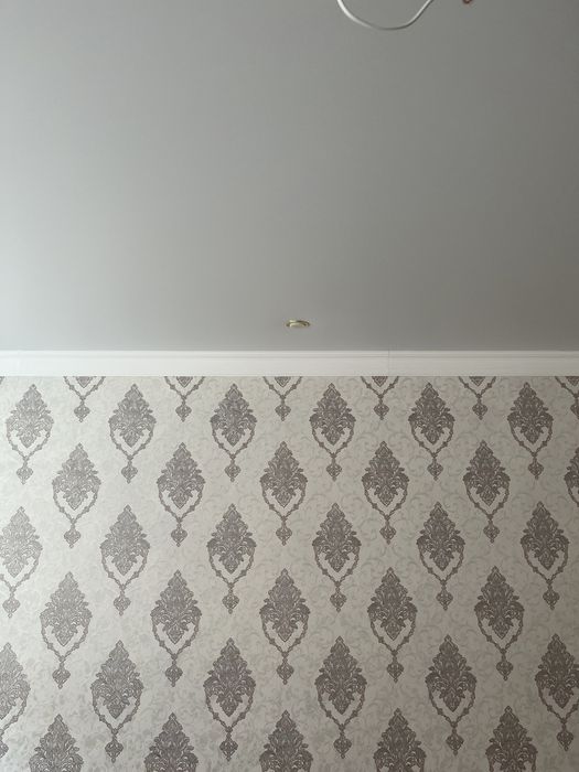 Отделочные работа Клеем обои.