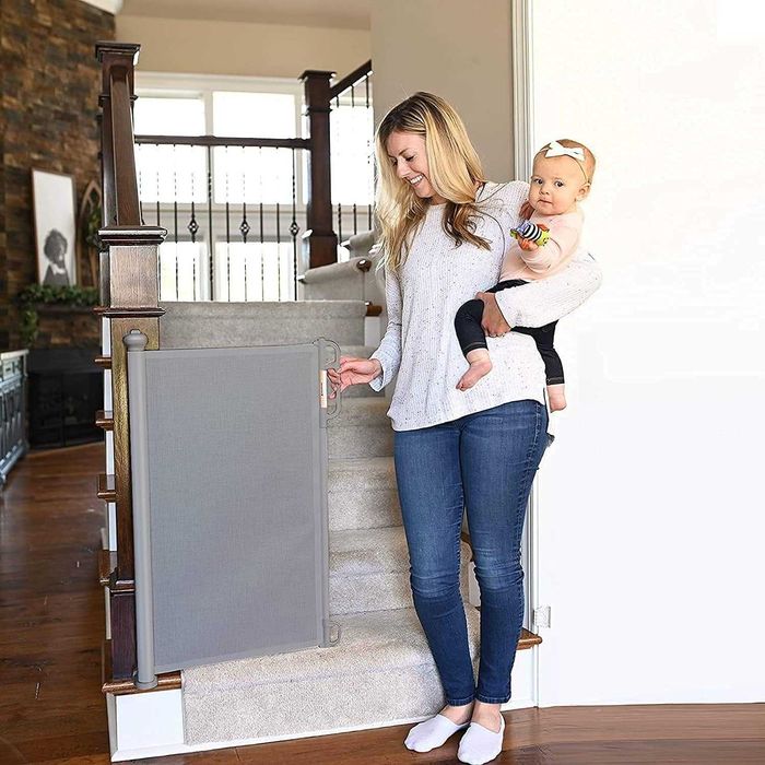 REDUS de la 220 RON, Poarta de Siguranta Retractabila si Extensibila 150 Cm x 86 inaltime, pentru Bebelusi/ copii sau animale