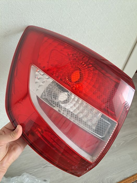 Продам 2 задних фонаря