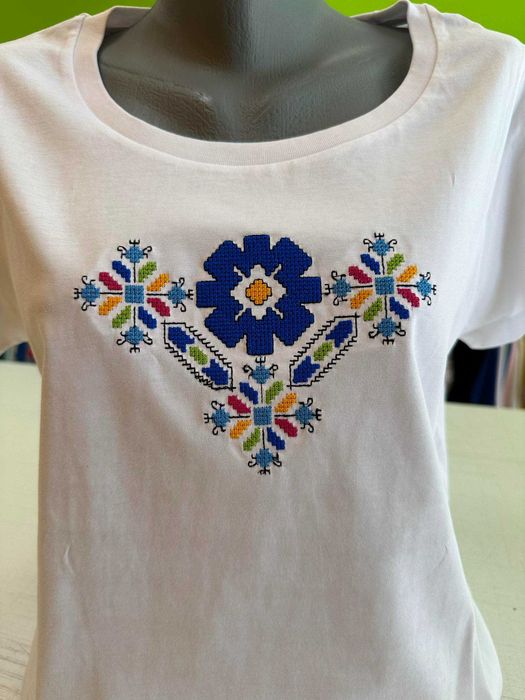 Дамска тениска с БРОДИРАНА шевица