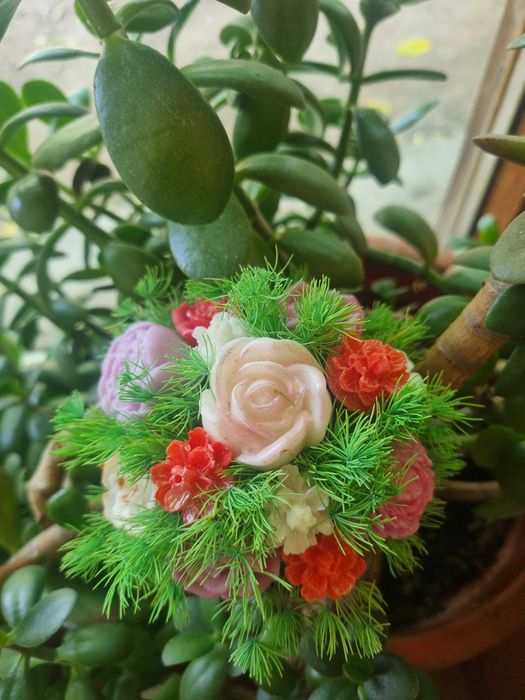 Mici aranjamente florale din ceara de soia in recipiente din rasina epoxidica