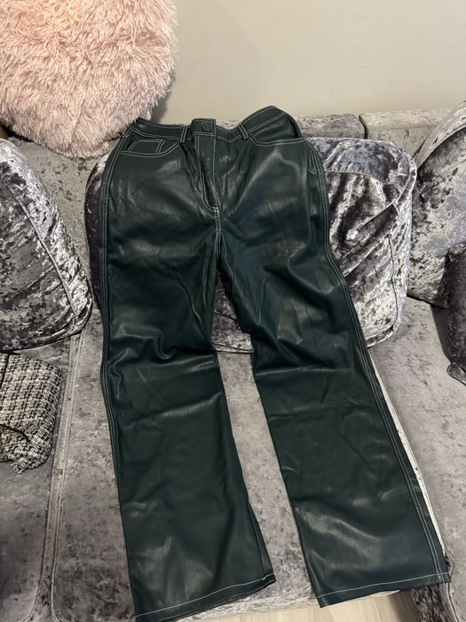 Кожен тъмно зелен панталон с бял кант