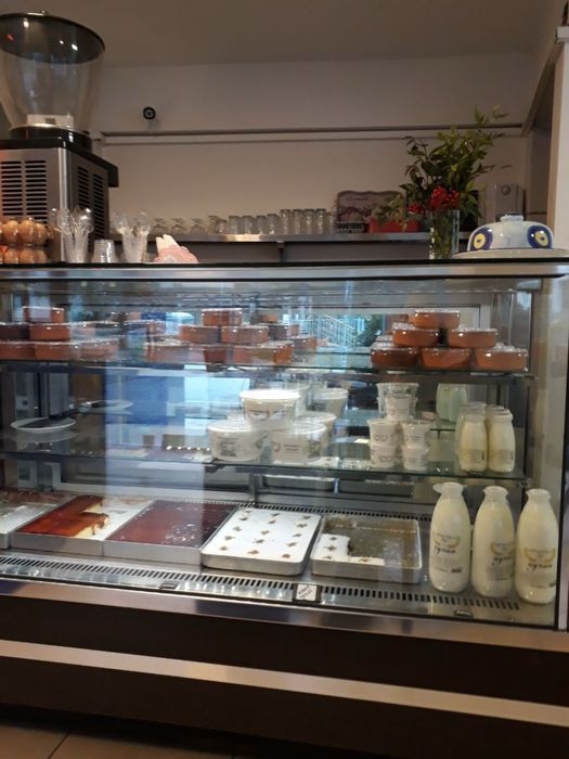 Katta vitrina Muzlatgich tortlar uchun