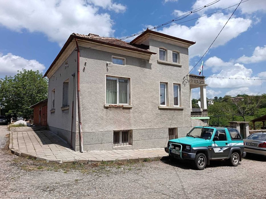 Двуетажна масивна къща в село Левка