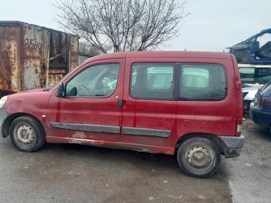 Продавам пежо партнер на части