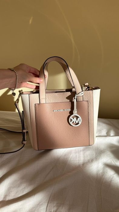 Vând geanta

Vând o geantă. Starea este perfecta. Piele originală. Pur