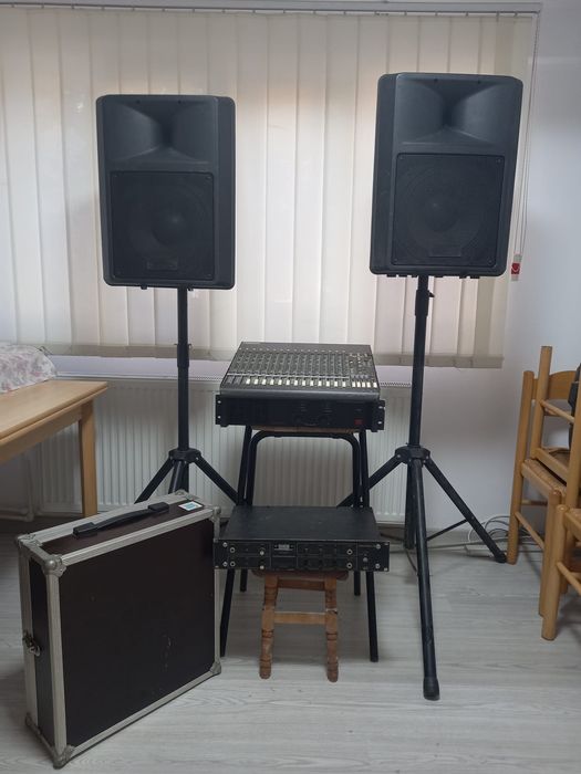Vand doua boxe 12 inch, mixer, amplificator ,2 stative, reverb  sau schimb cu  korg  pa 600