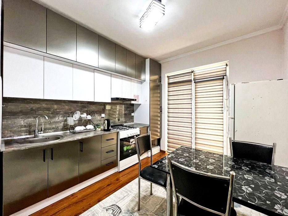 Tinchlik metro yonida