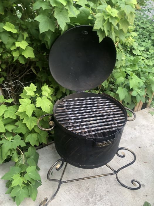 Продам мангал со столиком и барбекю.