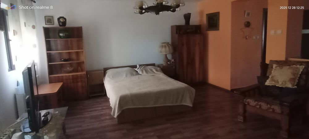 Închiriez studio
