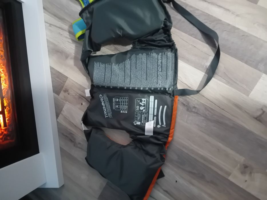 Vând vesta salvare copii - noi cu eticheta, marca Decathlon
