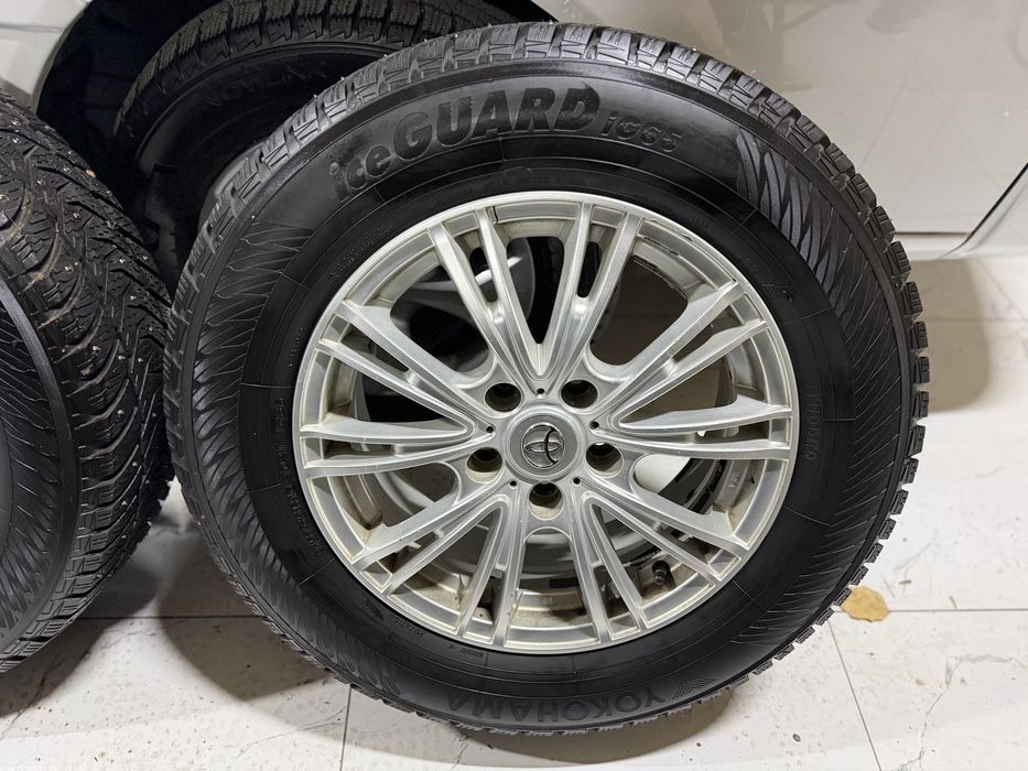 Продаю диски с резиной зимние 215/65/16 yokohama IG65