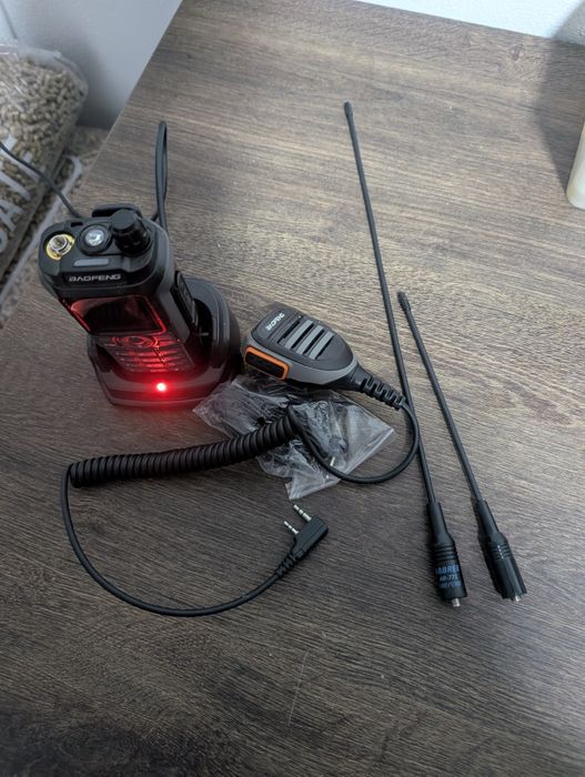 Statii radio emisie receptie walkie-talkie Baofeng UV-21 Pro 
Ecran de