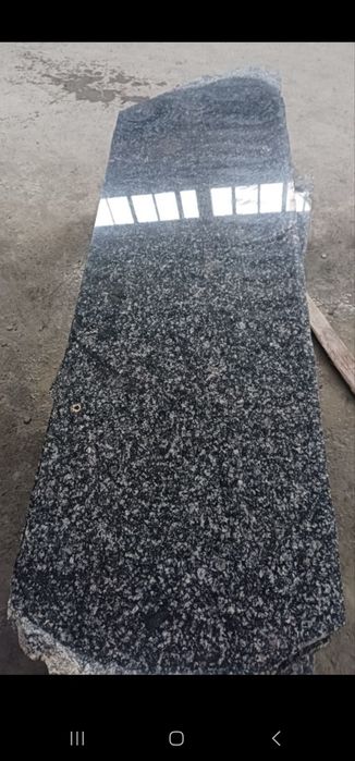 Темно-серый гранит с насыщенной мелкозернистой текстурой. Поверхность