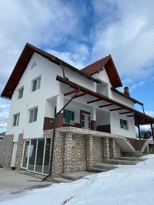 Inchiriez casa 215 mp, parter + etaj, 4 dormitoare, bucatarie, 3 bai