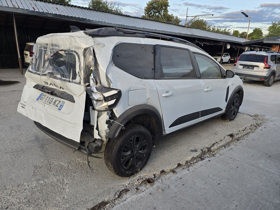 Dacia Jogger 1.6 Hibrid 7 locuri 2024  extreme Automata  28 mii km Avariat