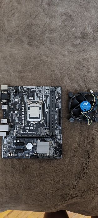 Kit placă de bază cu procesor, placă video și sursă.