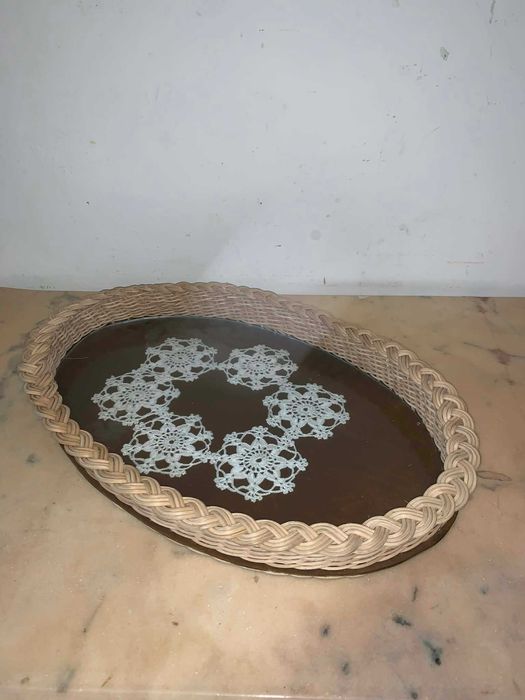Platou impletit manual din ratan cu protectie de sticla
