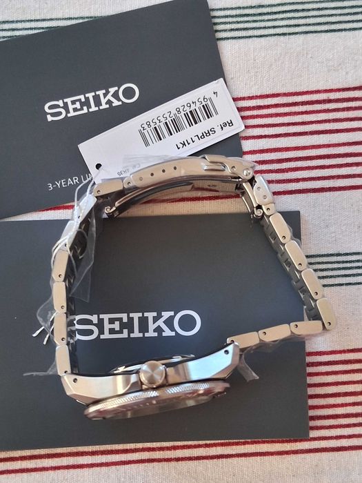Seiko Prospex 4R Red SRPL11K1  "Shog-urai" 200m Diver 's watch